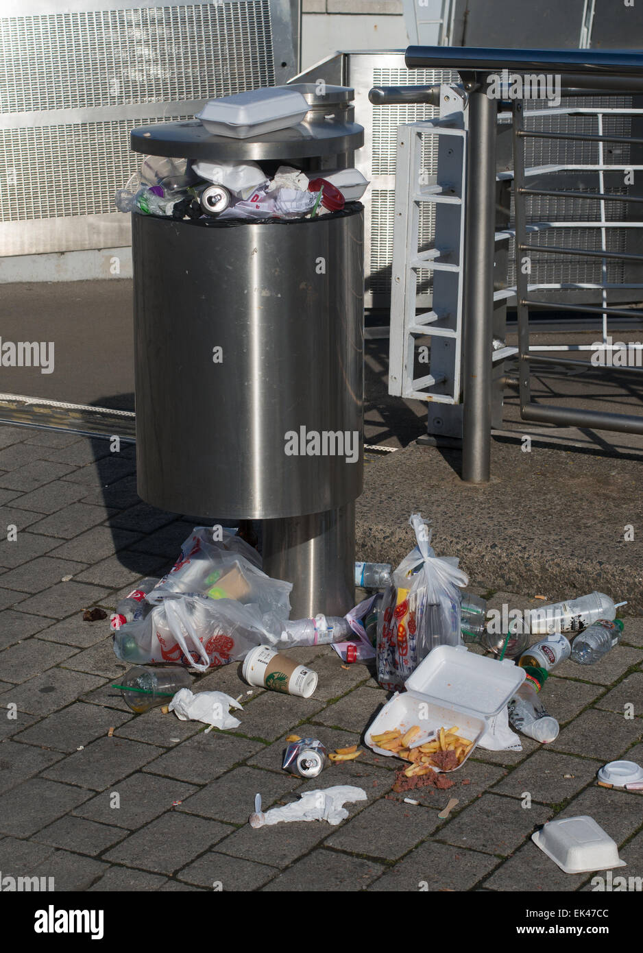 Litter bin on pavement hi-res stock photography and images - Alamy