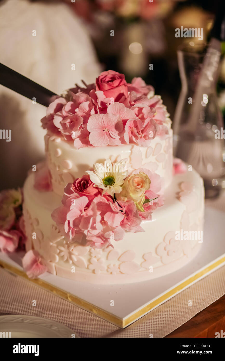 Wedding cake decorated rose petals hi-res stock photography and images ...