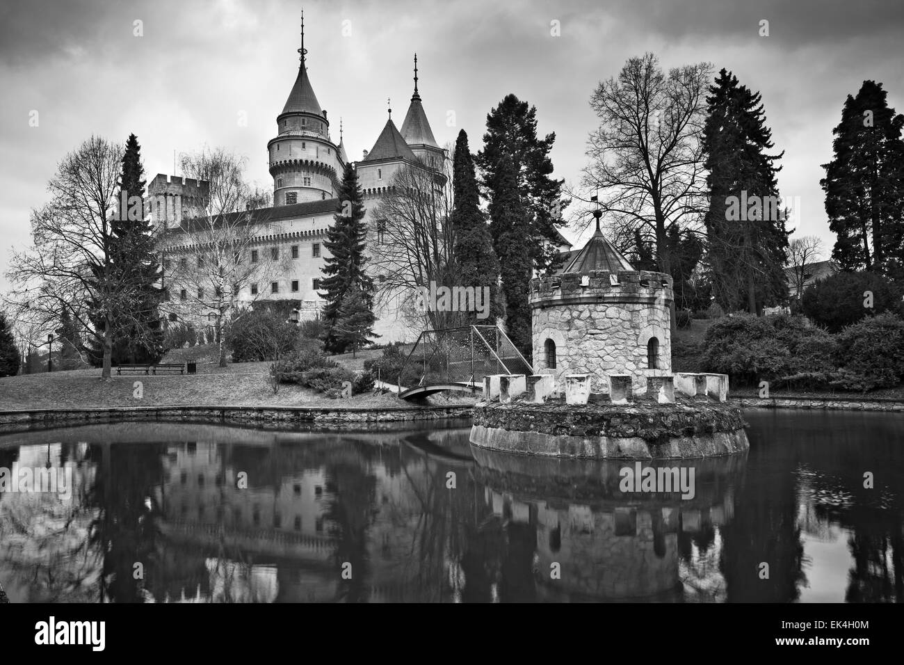 Black and white castle hi-res stock photography and images - Alamy