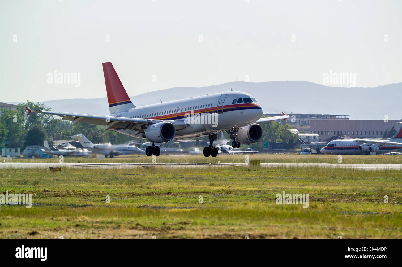 Italy, Tuscany, Florence International Airport, landing airplane Stock Photo Alamy