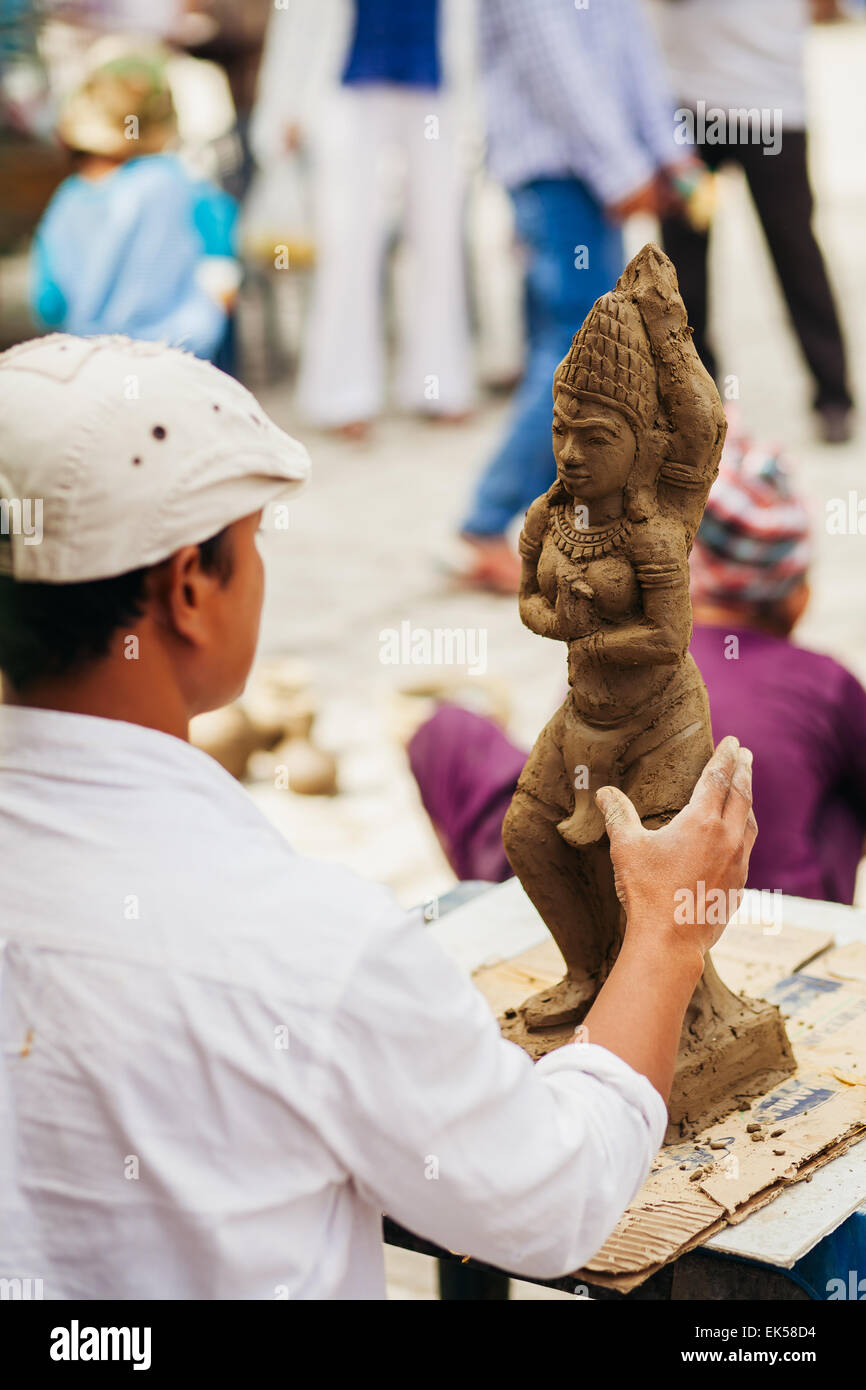 Making statue hires stock photography and images Alamy