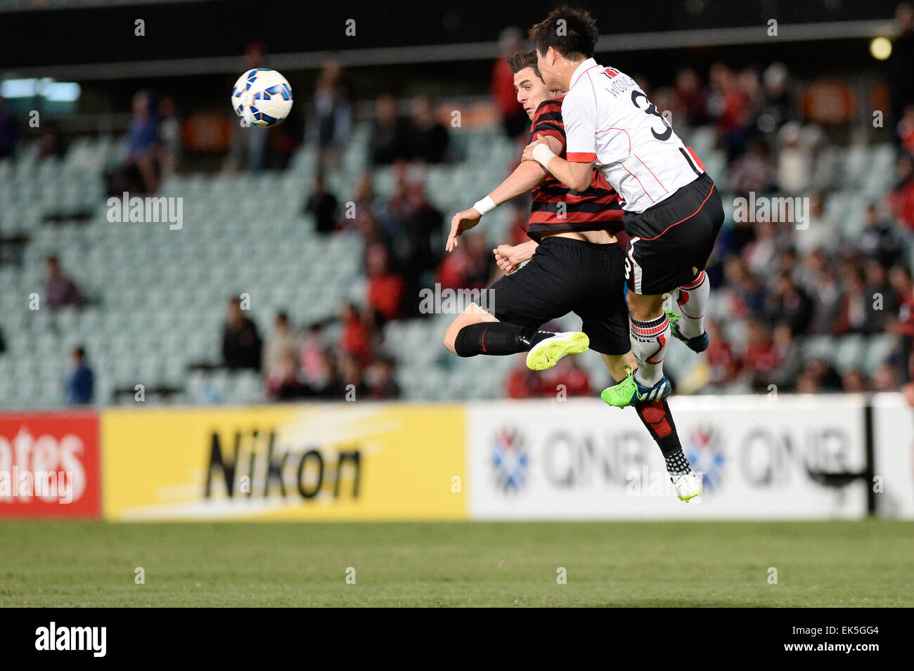 Sydney, Australia. 07th Apr, 2015. AFC Champions League. Western Sydney Wanderers versus FC Seoul. Seoul defender Lee Woong-hee beats Wanderers forward Tomi Juric to the ball. The game ended in a 1-1 draw. Credit:  Action Plus Sports/Alamy Live News Stock Photo