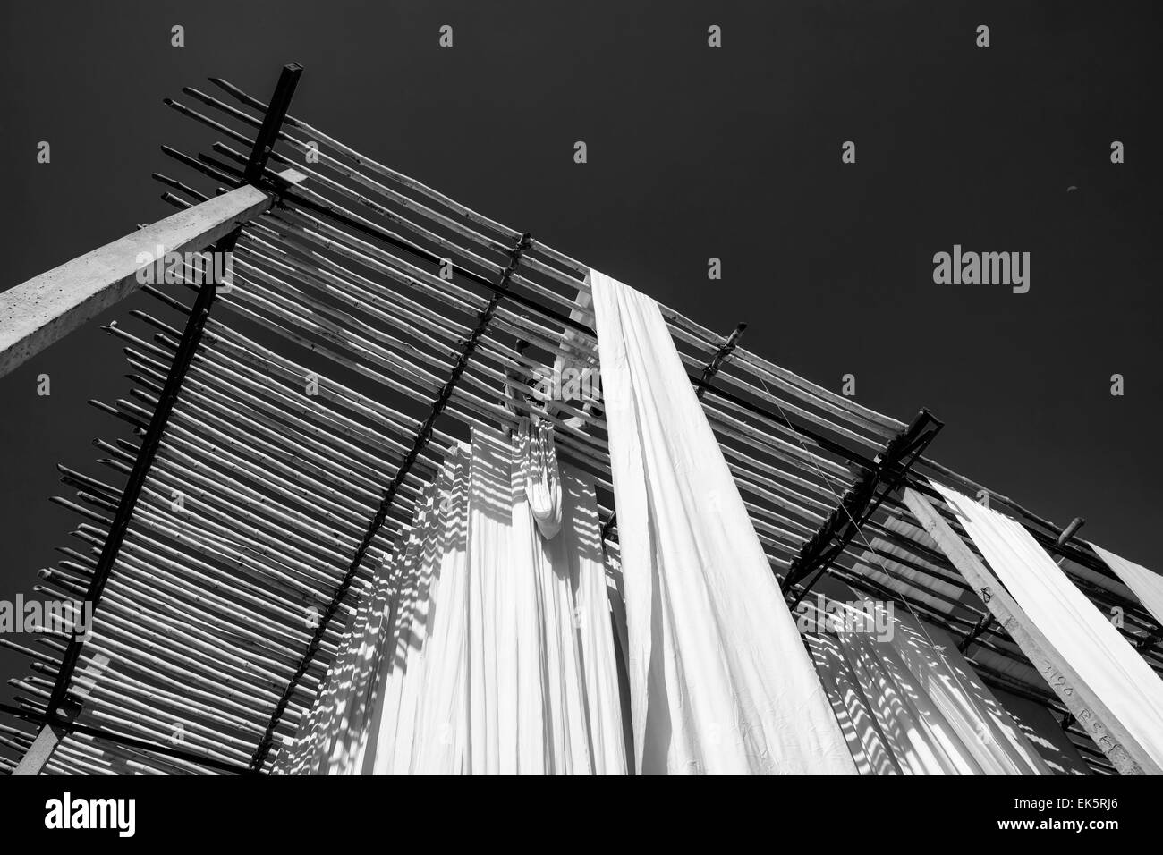 India, Rajasthan, Jaipur, indian man hanging cotton clothes to dry under the sun Stock Photo