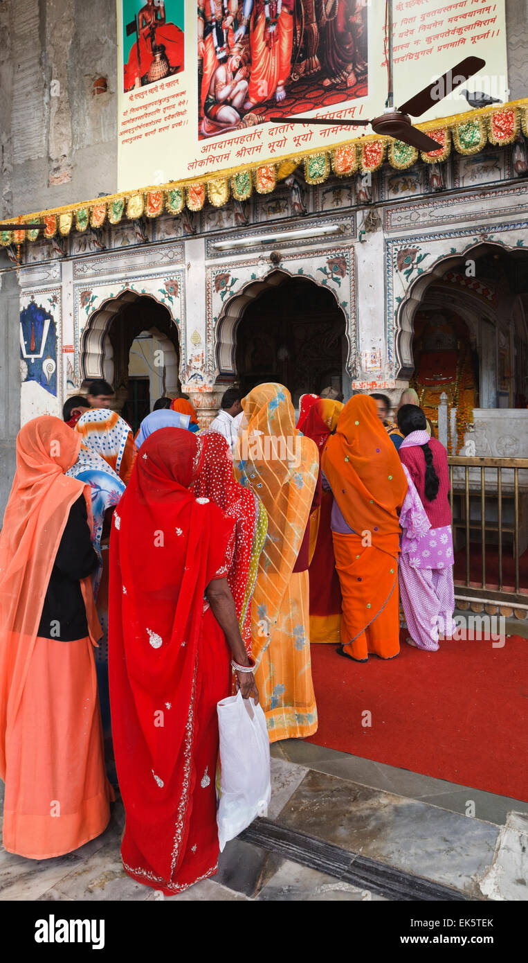 hinduism people praying