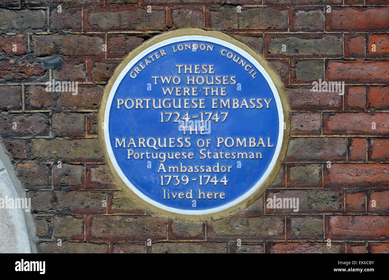 London, England, UK. Commemorative Blue Plaque: 'THESE TWO HOUSES WERE THE PORTUGUESE EMBASSY 1724-1747 THE MARQUESS OF POMBAL P Stock Photo