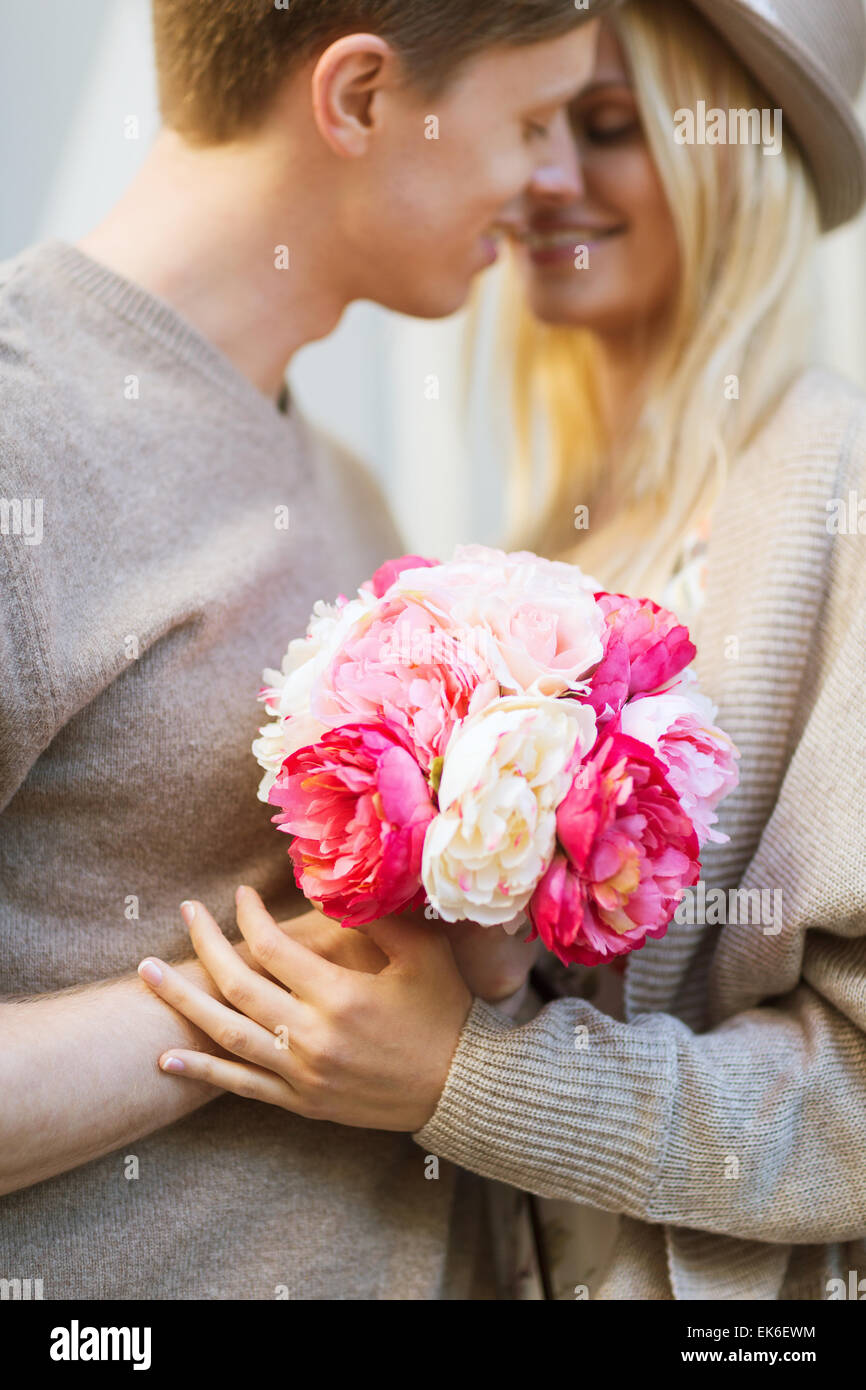 couple with flowers in the city Stock Photo - Alamy