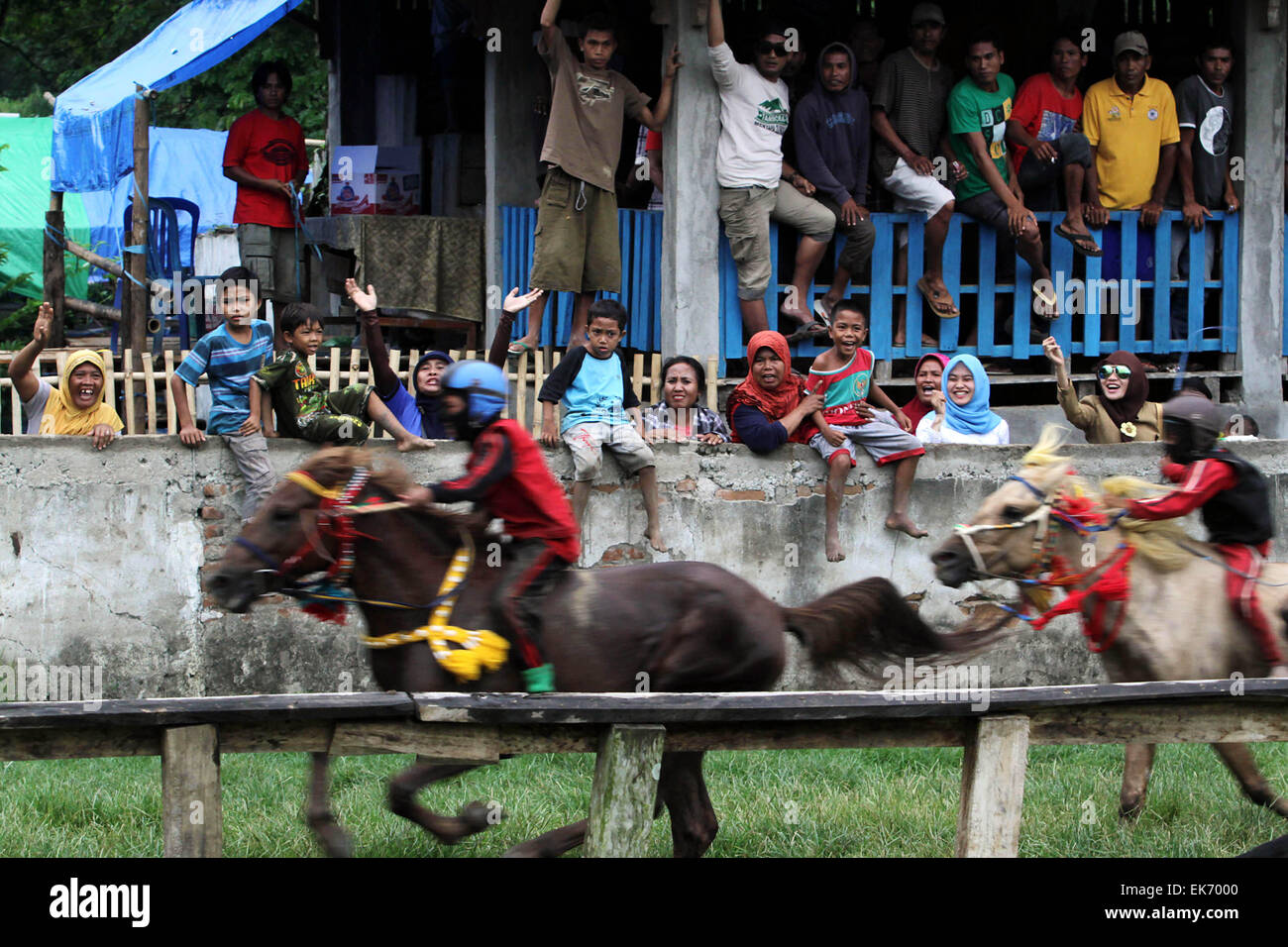 West Nusa Tenggara, Indonesia. 7th Apr, 2015. People cheer during a children horse race at Mount Tambora Festival in Dompu, West Nusa Tenggara, Indonesia, April 7, 2015. Children horse race is a part of the Mount Tambora Festival marking the 200th year of its eruption, which is held from April 5 to April 11. The 1815 explosion of Mount Tambora buried the inhabitants of Sumbawa Island under searing ash, gas and rock, killing an estimated 88,000 people. Credit:  Dwi Aqilasya/Xinhua/Alamy Live News Stock Photo
