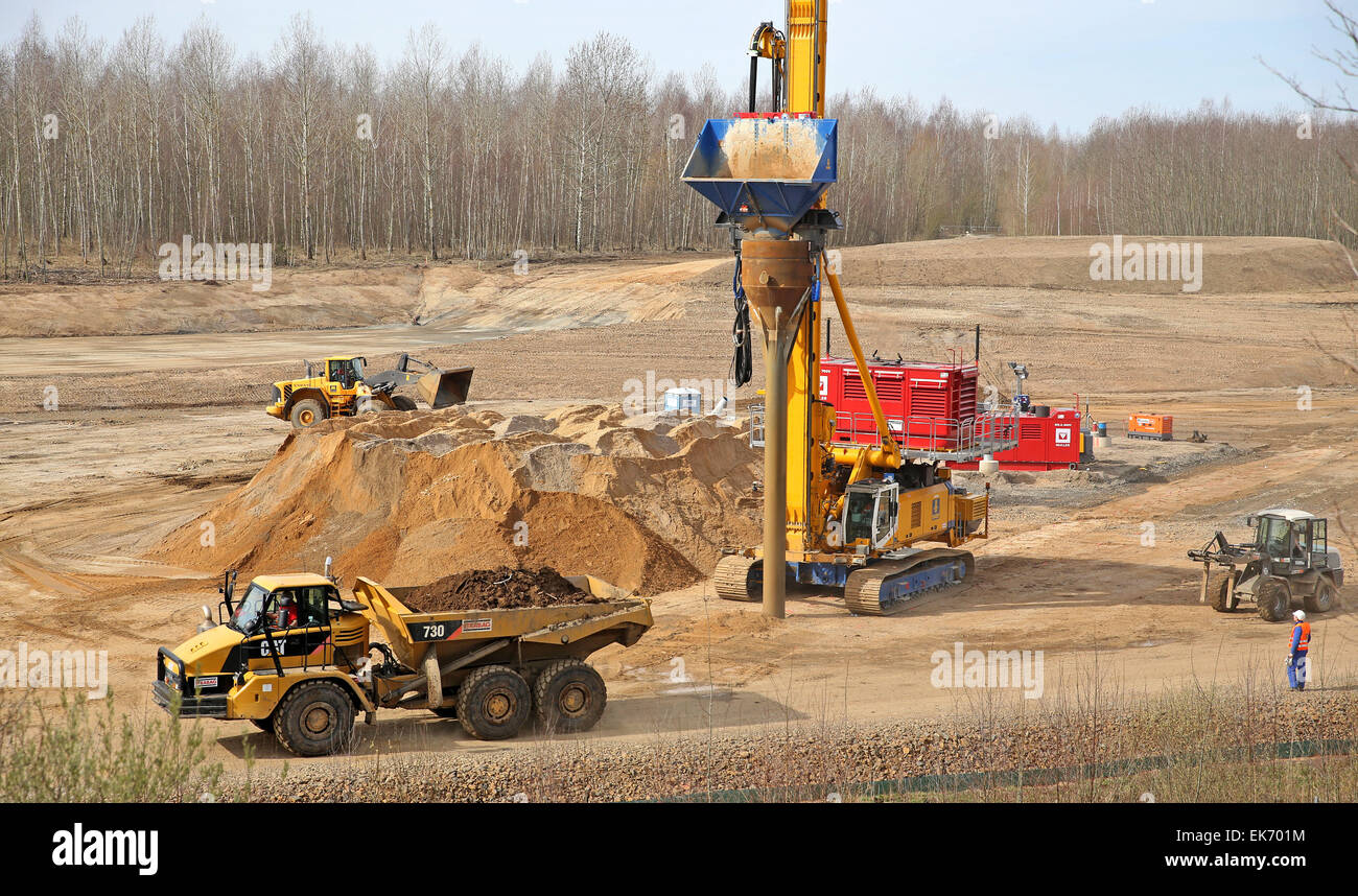 Leipzig, Germany. 07th Apr, 2015. A vibrating device works on the site of the future Harth canal between Lakes Conspudener and Zwenkauer near Leipzig, Germany, 07 April 2015. Mining site redevelopers LMBV use vibro compaction to densify the ground for the future canal. Overall, five vibrating devices on a total area of 70.000 square meters should bring about 14,000 so-called vibrated stone columns to a maximum depth of 25 meters. The work takes place at all hours and will continue until November 2015. Both of the lakes are 700m apart. Photo: Jan Woitas/dpa/Alamy Live News Stock Photo