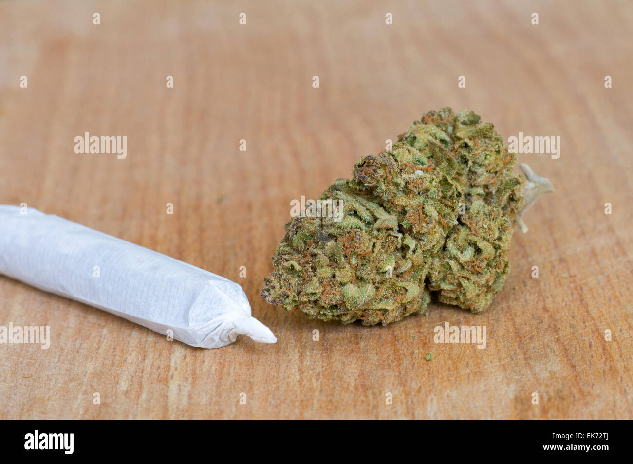 https://c8.alamy.com/comp/EK72TJ/dry-marijuana-bud-and-joint-EK72TJ.jpg