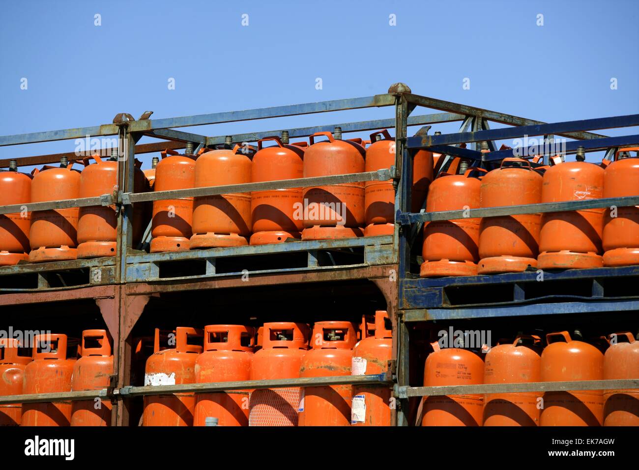 Botellas, bombonas de gas butano color Naranja. Orange Gas Racks Stock Photo