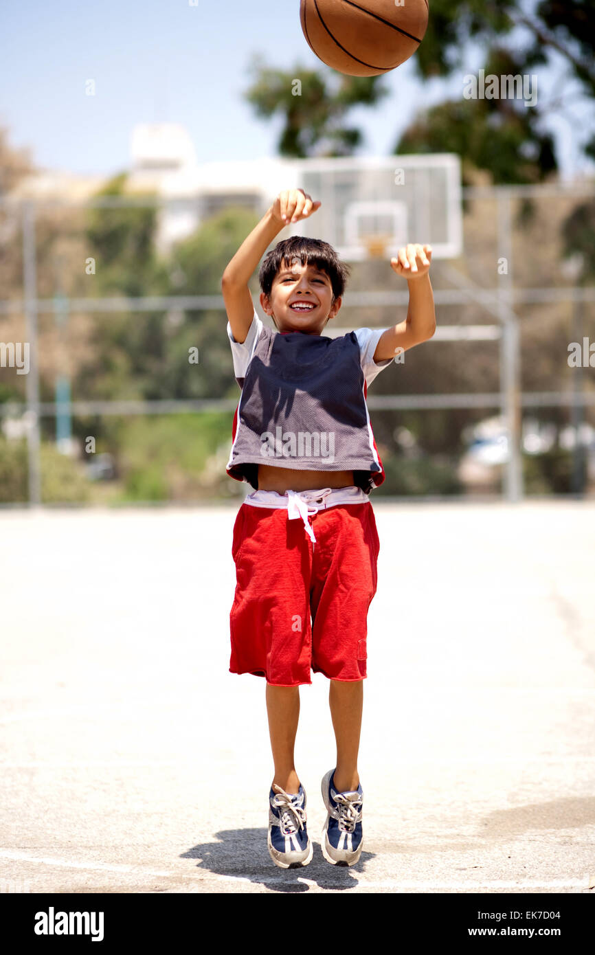 Basket ball jump, throw in Stock Photo Alamy