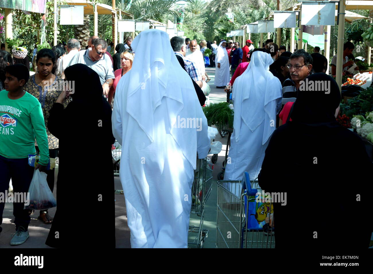 Shoppers at the farmers' market, held at the botanical garden  in Budaiya, Kingdom of Bahrain Stock Photo