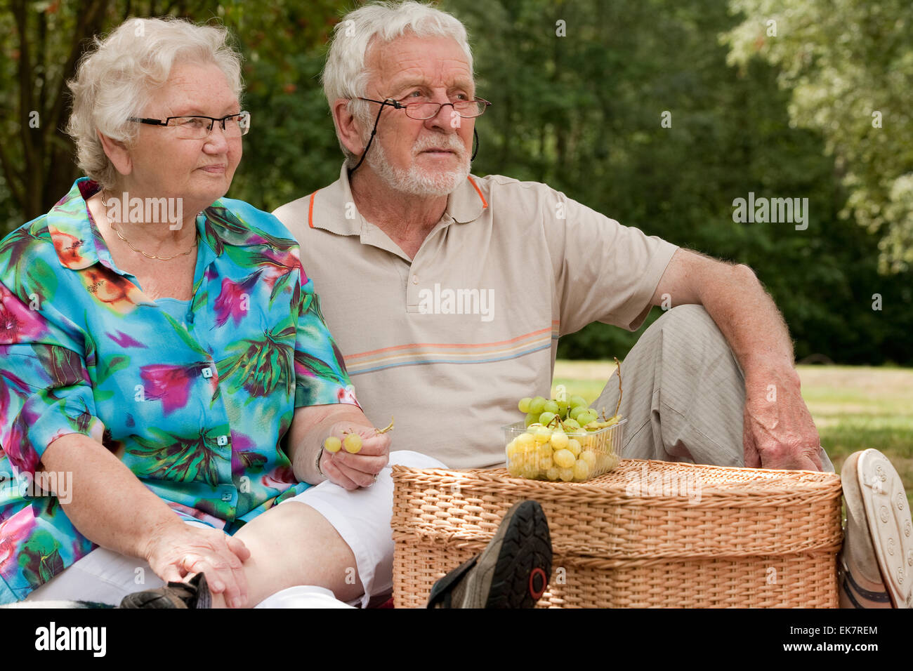 Senior couple sitting in the park Stock Photo - Alamy