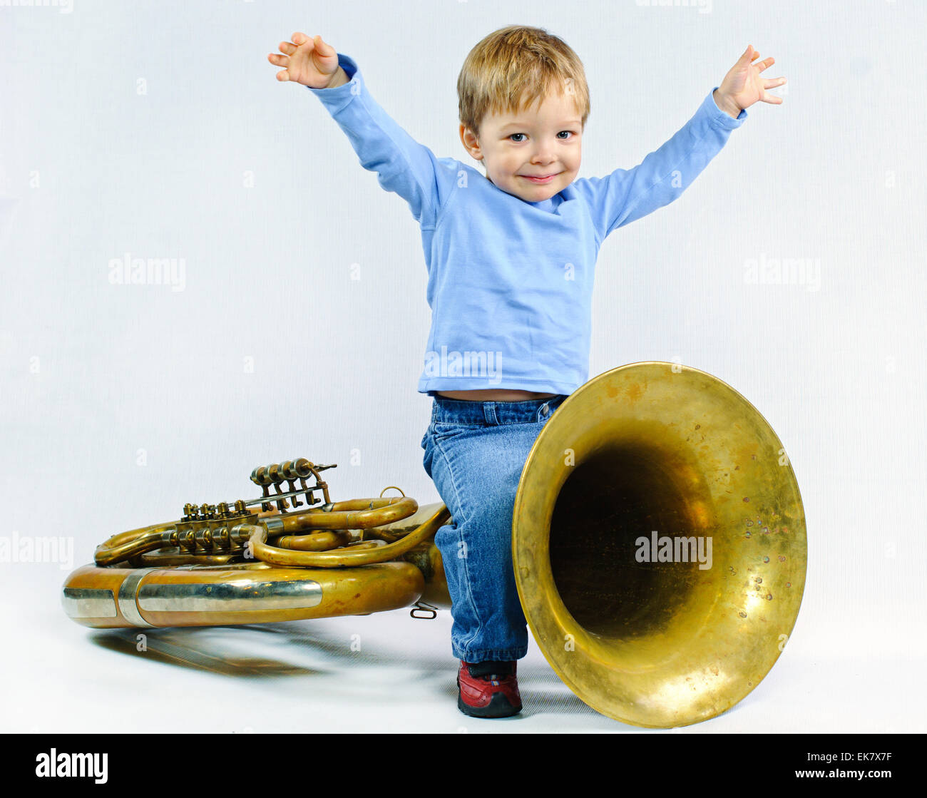 маленький музыкант фото картинка. Little musician. Little musician. Little musician. плачущий вундеркинд со скрипкой.