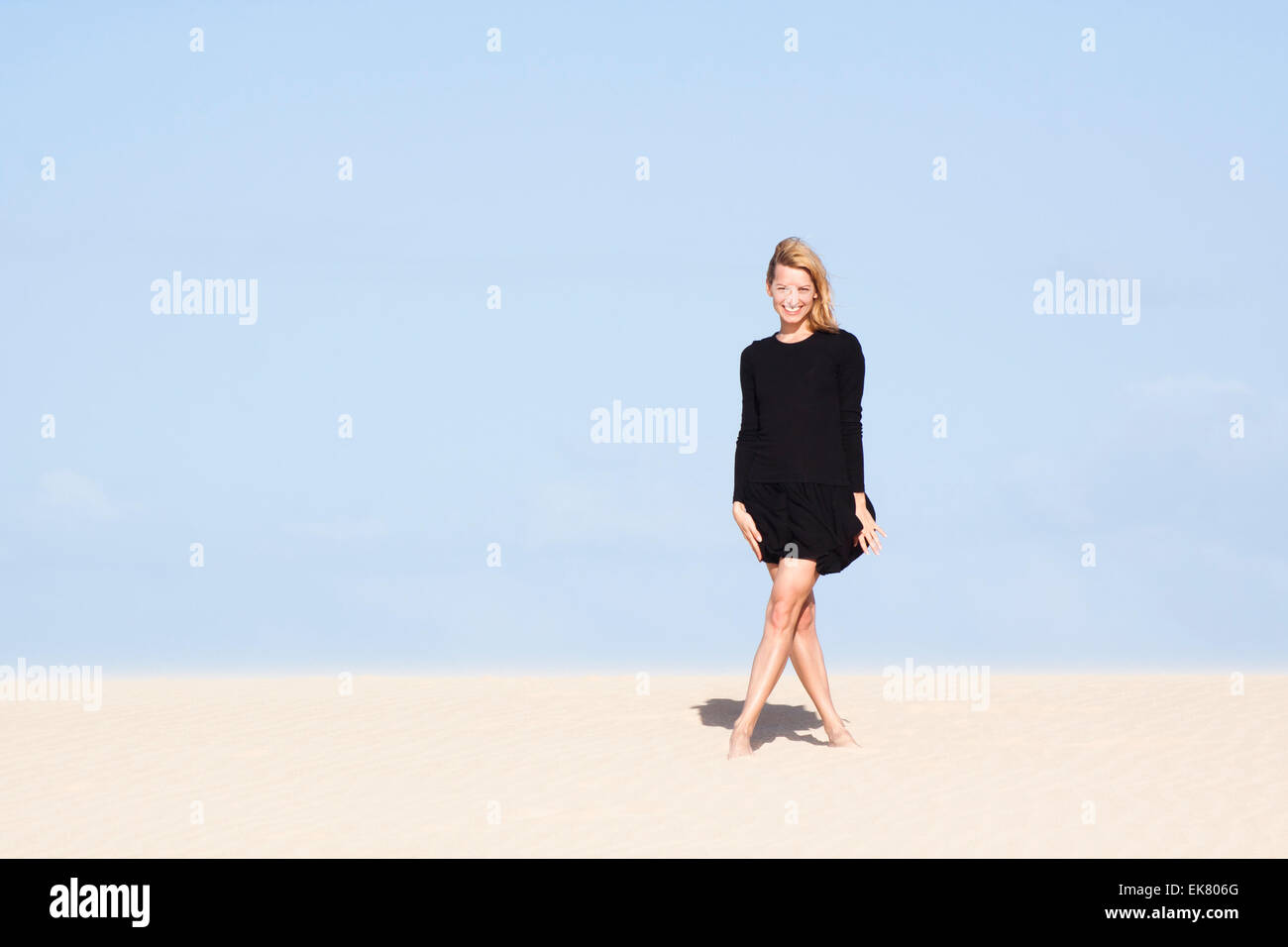 Girl posing on the sand dune Stock Photo - Alamy