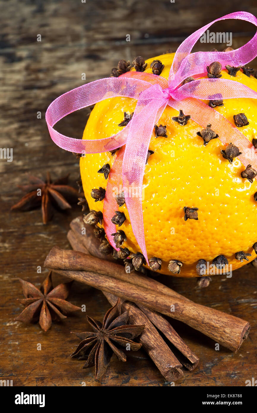 Oranges with cloves and cinnamon sticks Stock Photo Alamy