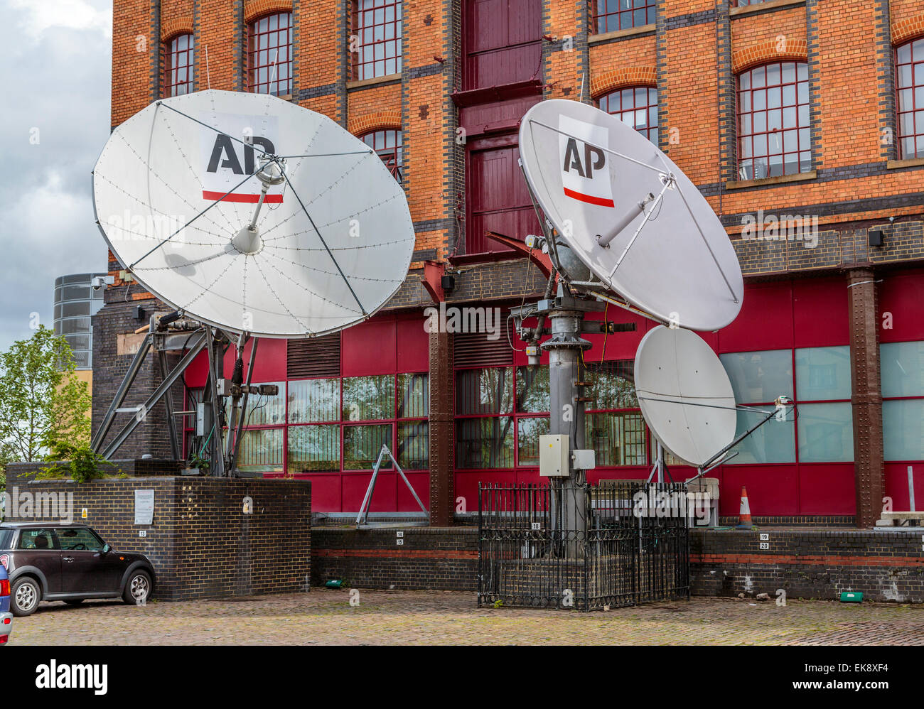 Commercial satellite dish hires stock photography and images Alamy
