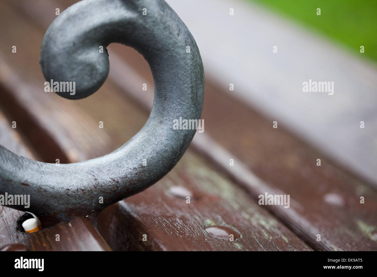 Rain drops on park bench hi-res stock photography and images - Alamy