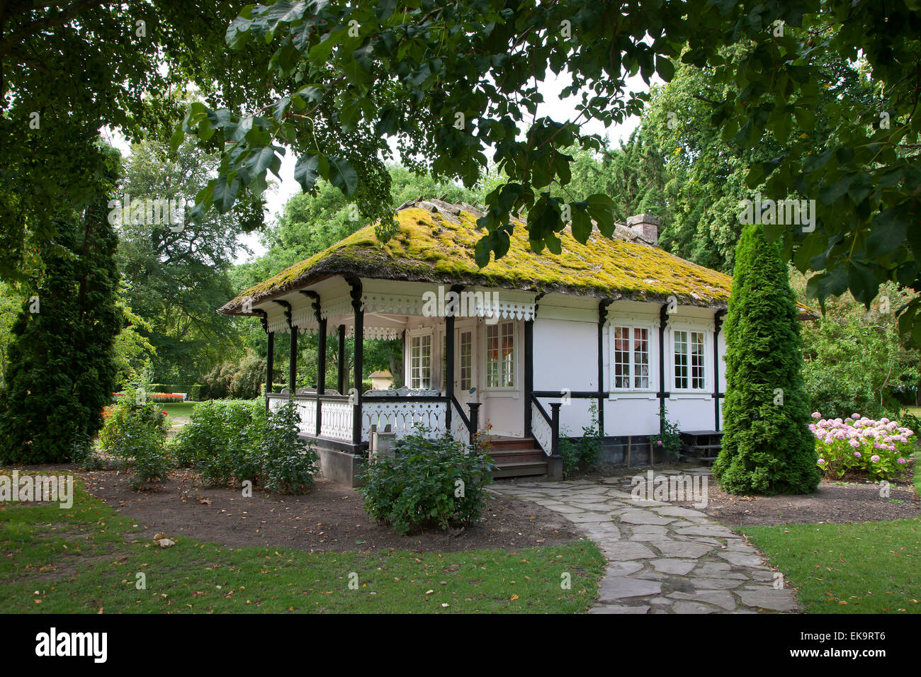 Gazebo in garden summer house hi-res stock photography and images - Alamy