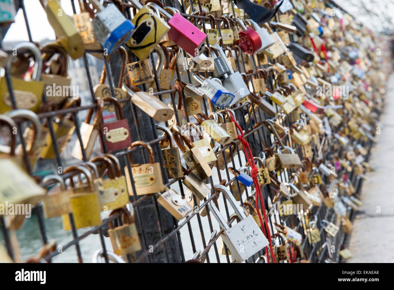 Love Locks Pont Neuf Paris, cadenas d'amour Stock Photo - Alamy