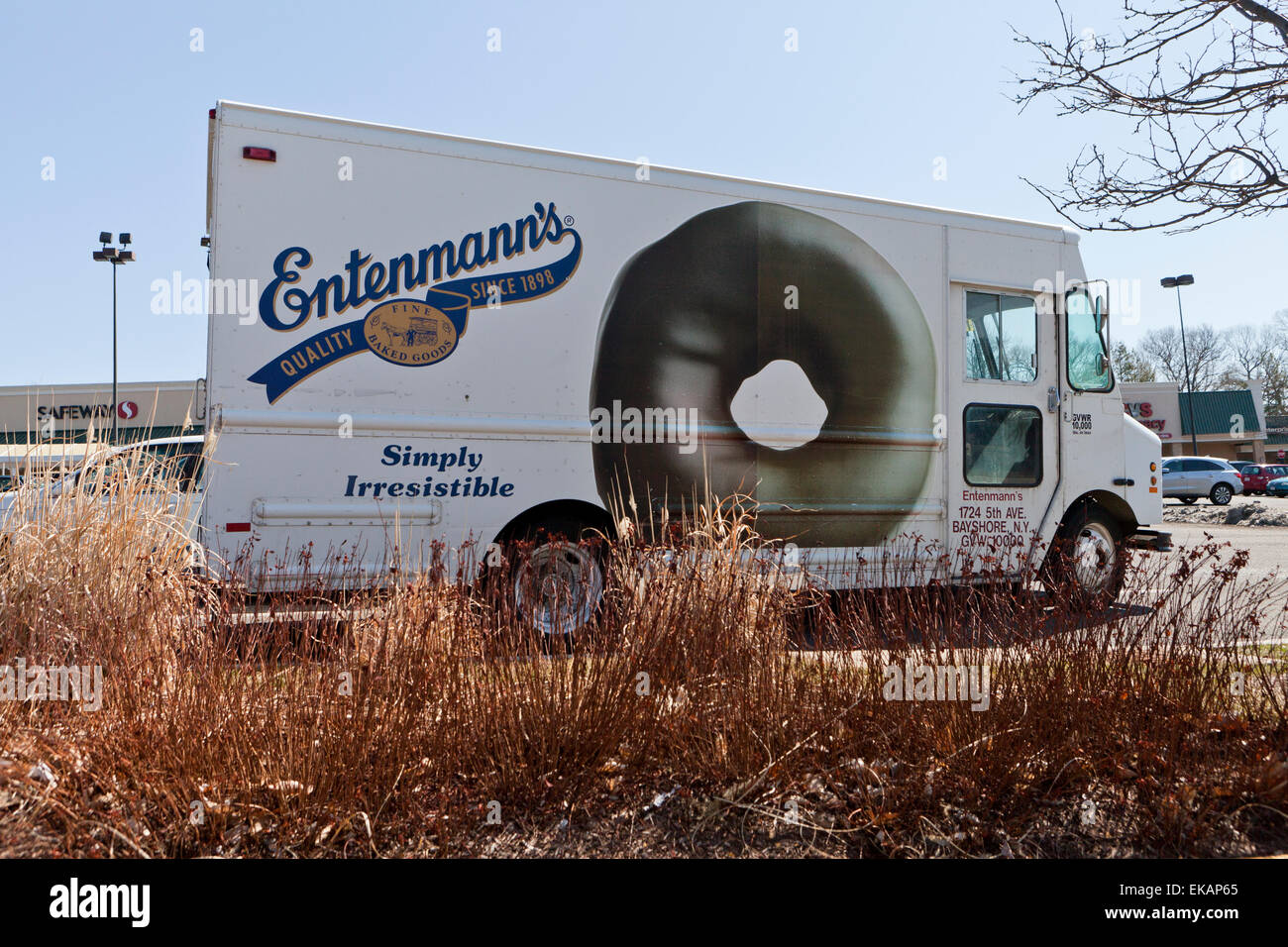 Entenmann's baked goods delivery truck at supermarket - USA Stock Photo