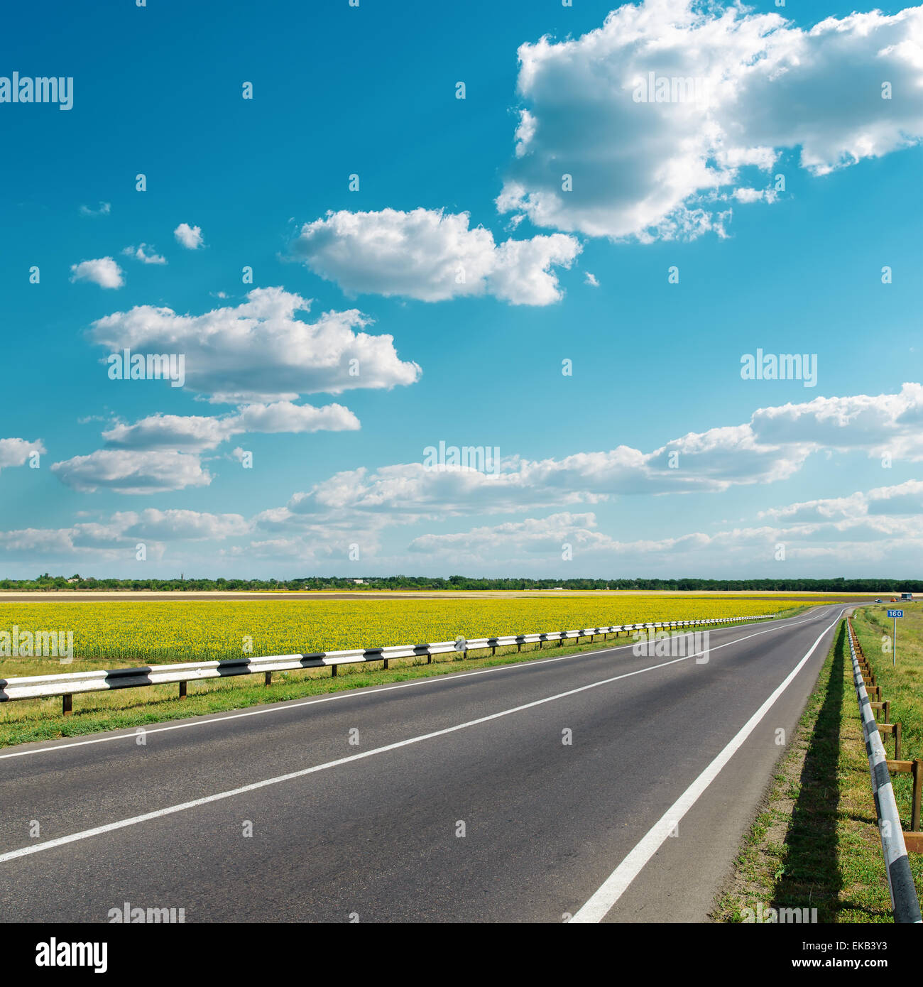 asphalt road under cloudy sky Stock Photo - Alamy