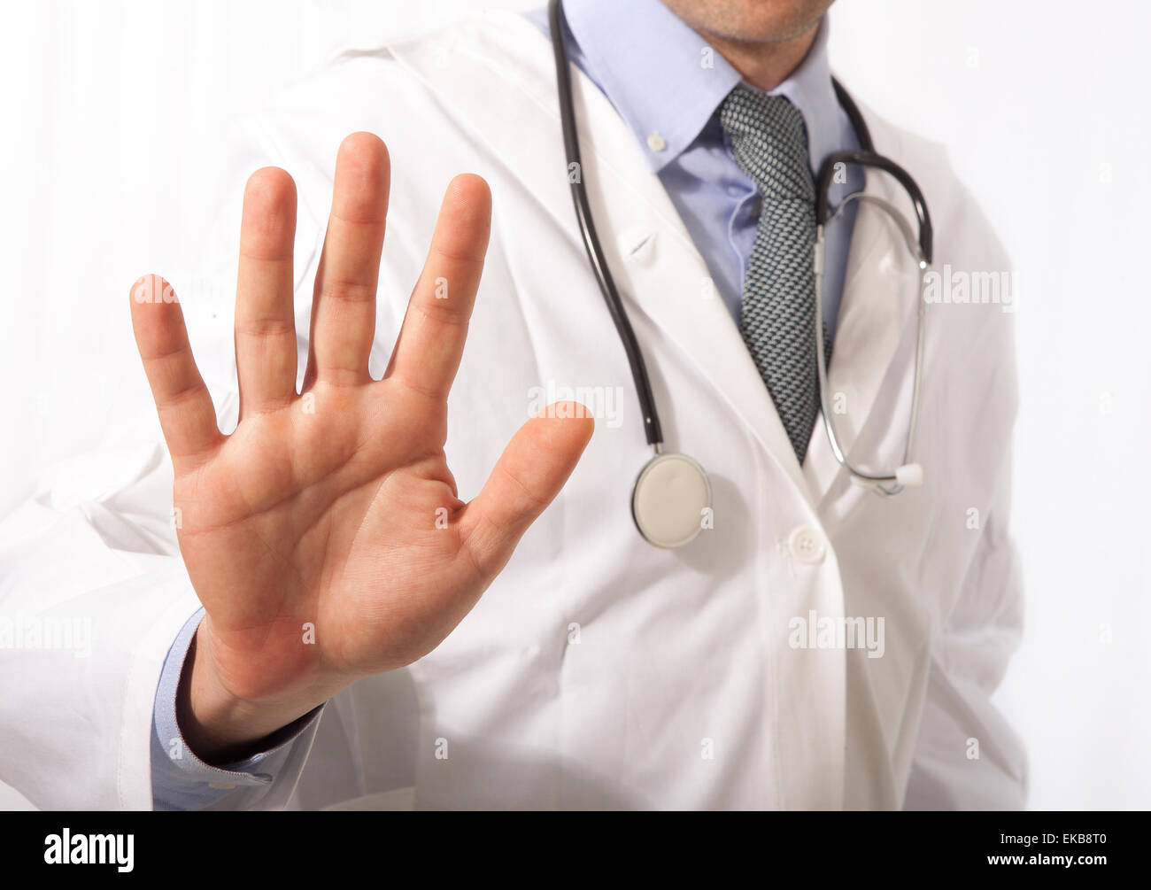 Врачи отказывают в лечение. Медицинские противопоказания. Врач показывает стоп. Доктор показывает рукой. Врач внимание.