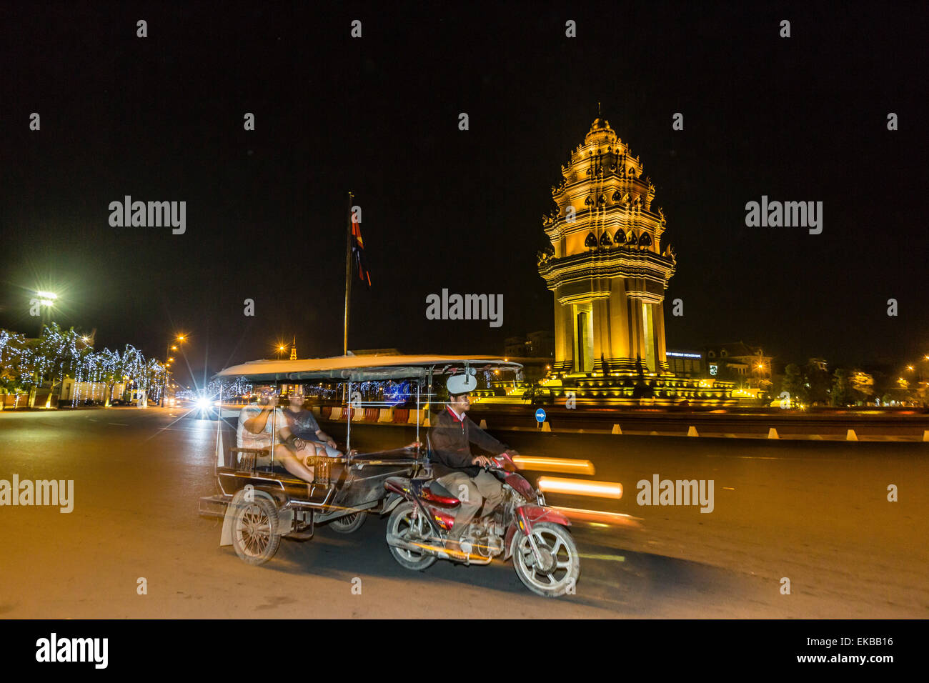 Night photograph of the Independence Monument with tuk-tuk, Phnom Penh, Cambodia, Indochina, Southeast Asia, Asia Stock Photo