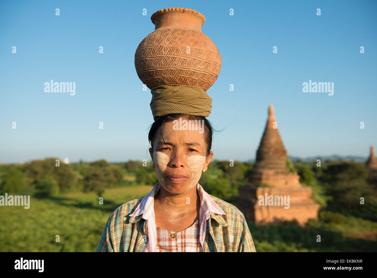 Carrying paddy on head hi-res stock photography and images - Alamy