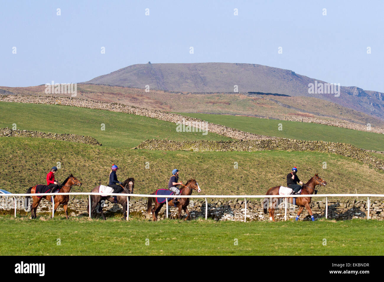 North Yorkshire Moors, UK North Yorkshire Dales, UK 9th April, 2015.  UK Weather.  Bright start to the day over Middleham all-weather gallops at Penn Hill.  Middleham now boasts its own grass and all-weather gallops with horsetrack plastic running rail on the Low and High Moors.  Middleham is established as a leading training centre in the UK where fifteen trainers are based. The facilities and layout have continued to improve allowing trainers to send out fit and competitive athletes and have been rewarded with further success at the top level. © Mar  Photographics/Alamy Live Stock Photo