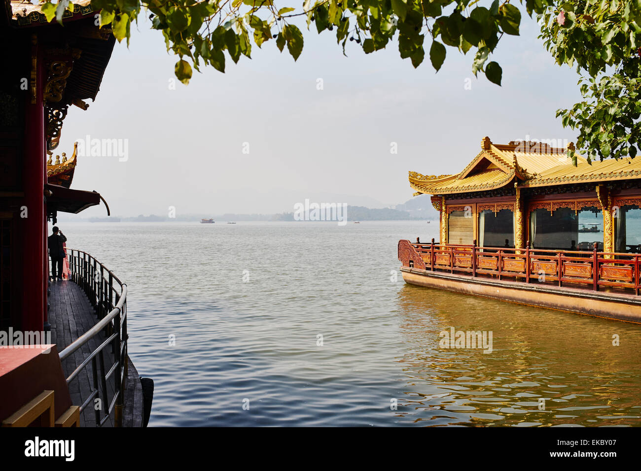 Lakeside restaurant and walkway on Westlake, Hangzhou, China Stock Photo