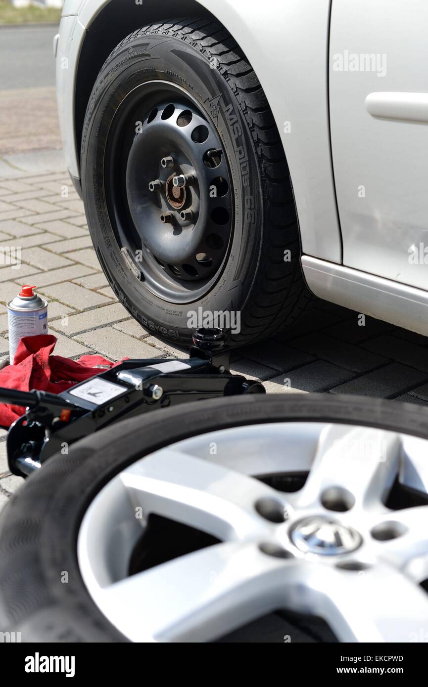 Changing tires from winter tires to summer tires, Germany, city of  Osterode, 9. April 2015. Photo: Frank May/picture alliance Stock Photo -  Alamy