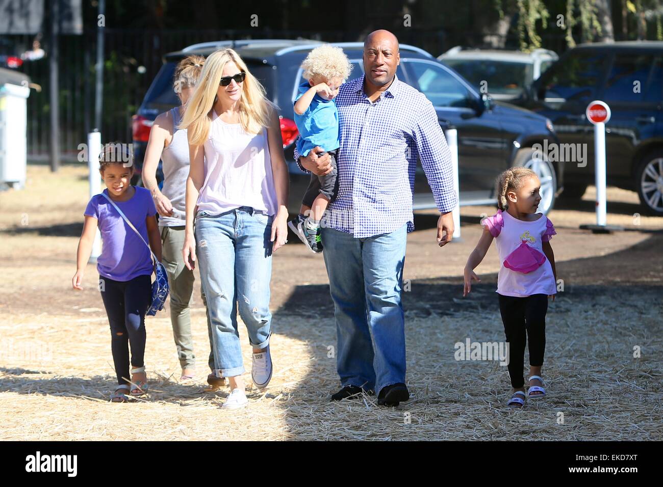 byron-allen-and-his-wife-jennifer-lucas-take-their-children-to-mr-EKD7XT.jpg