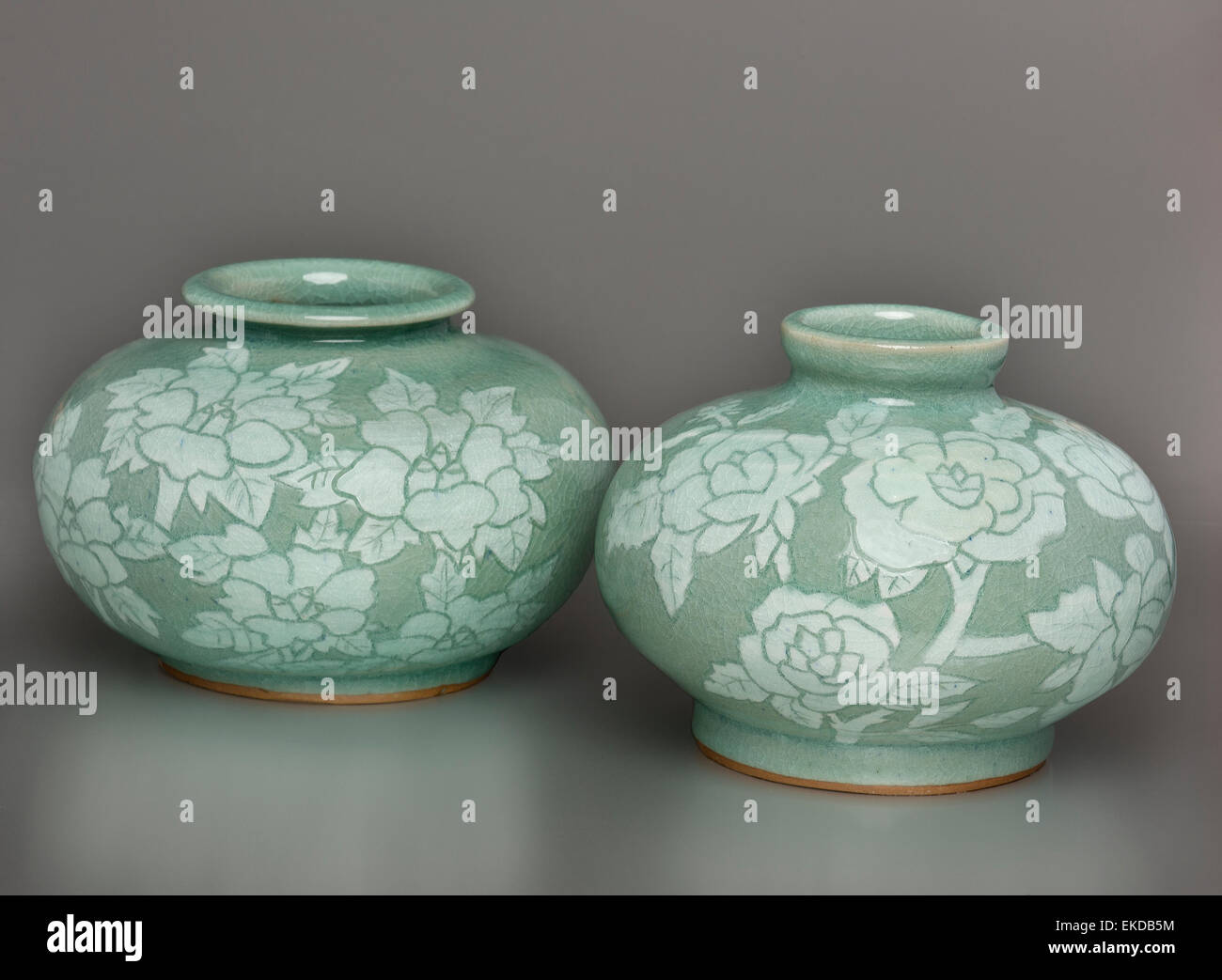 https://c8.alamy.com/comp/EKDB5M/korean-pottery-celadon-EKDB5M.jpg