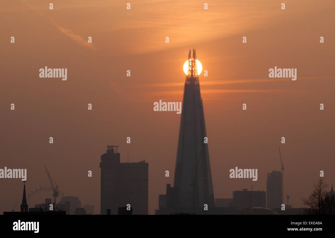 London, UK. 9th April, 2015. The setting sun silhouettes the structure of The Shard's spire. The Shard is the UK's tallest building, at 306m. Credit:  Steve Bright/Alamy Live News Stock Photo