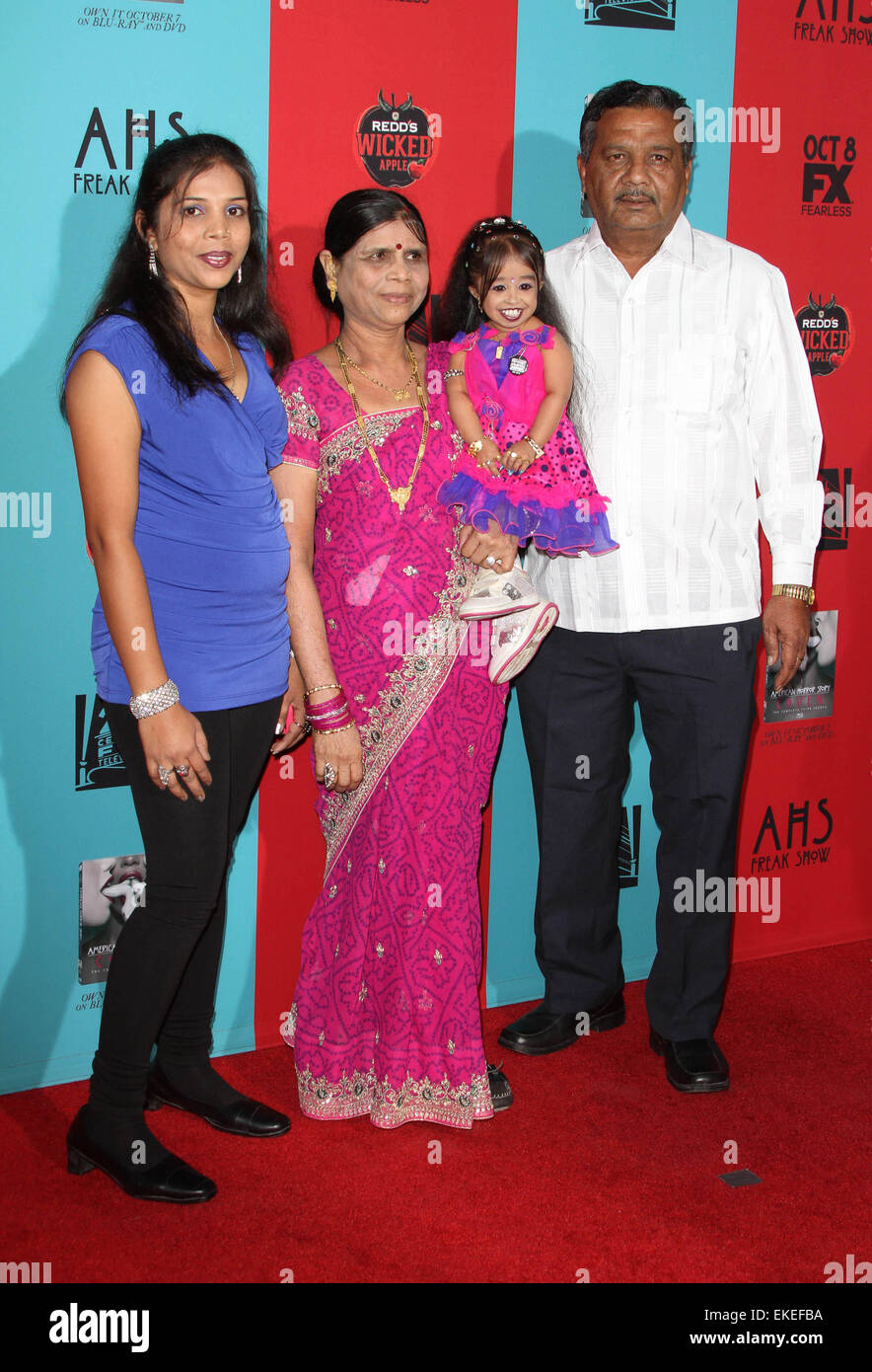 Йоти амгэ. Самая маленькая женщина в мире джоти амджи. Джоти амджи с мужем и детьми. Джотти амаджи. Джиоти амджи.