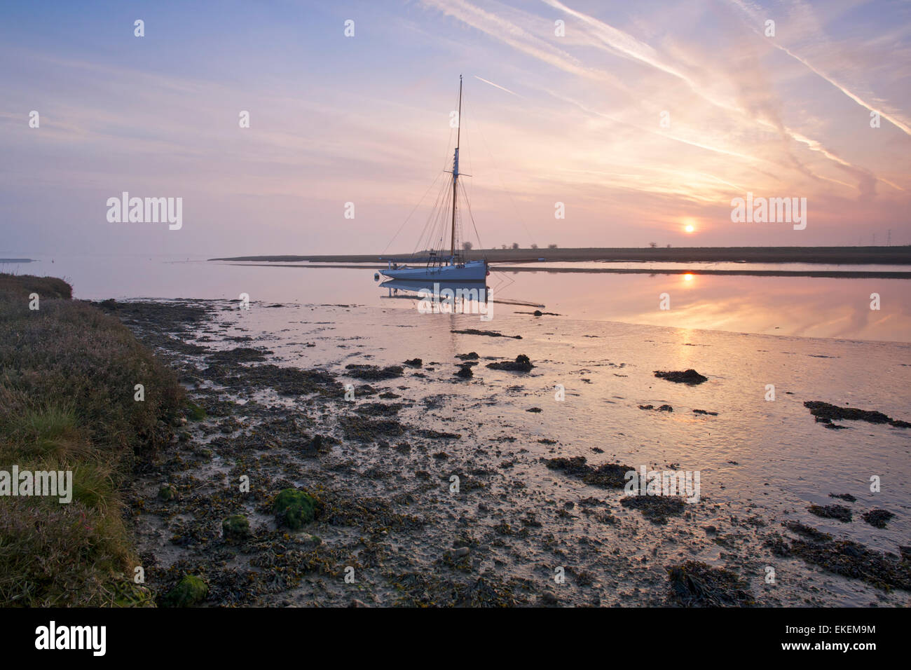 Faversham creek, Kent, UK. 10th April 2015. UK weather. A cool, misty and hazy sunrise over Faversham creek in Kent as poor air quality and high levels of air pollution caused by a combination of traffic fumes and Saharan dust are forecast for the South east with temperatures up to 20°C later today Stock Photo