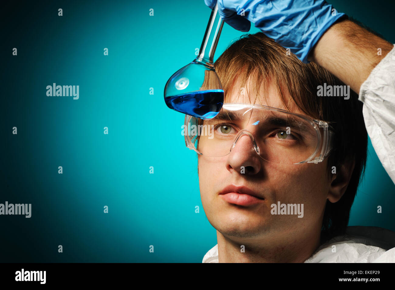 Эксперимент с людьми в форме. Ученый наблюдает. Ученый в защитных очках электричество.