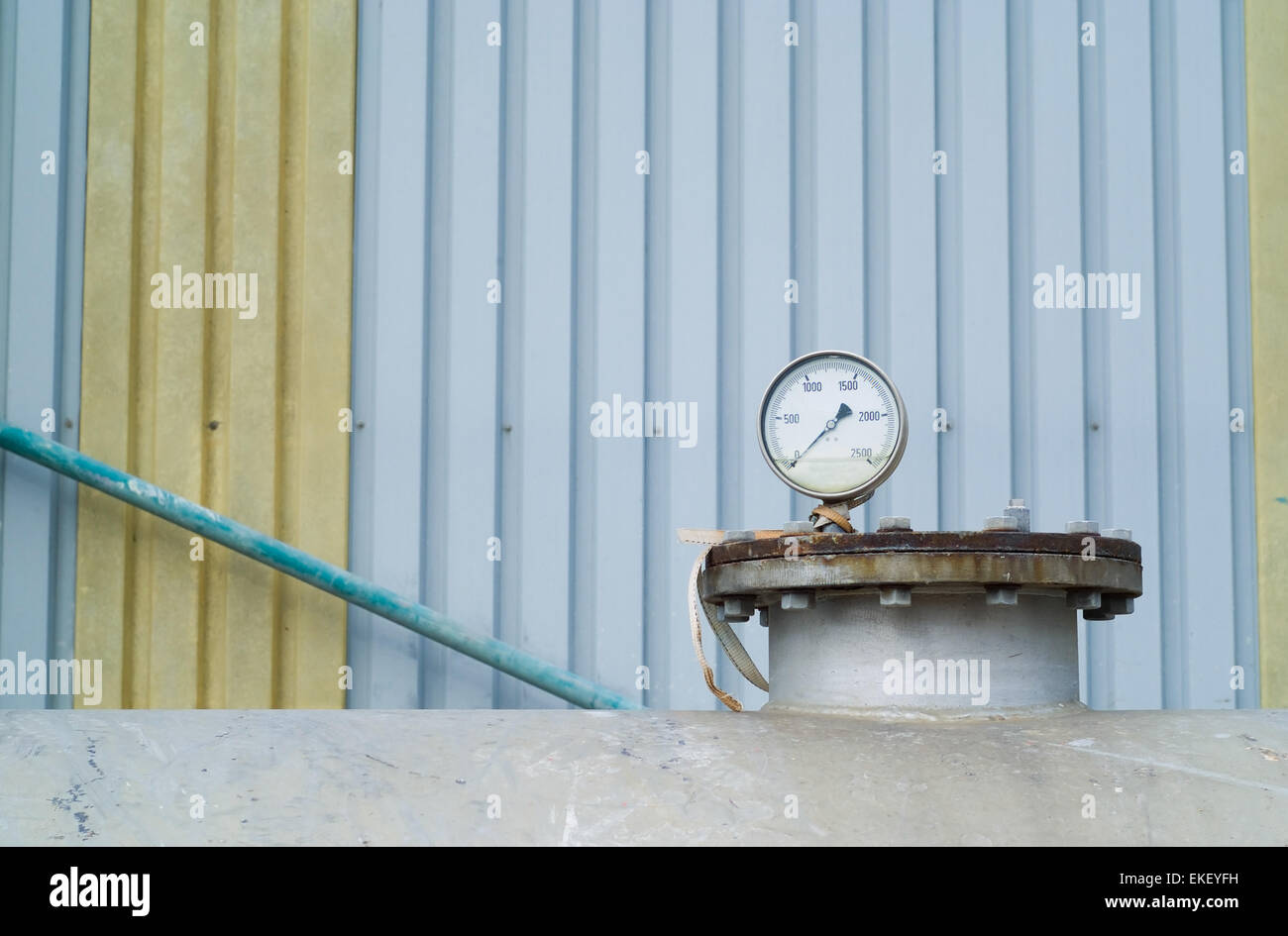 Pressure gauge on pipe hi-res stock photography and images - Alamy