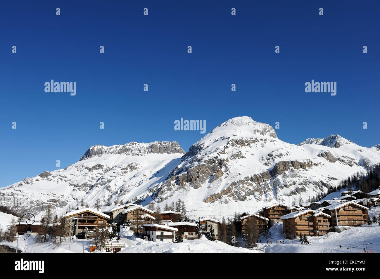 Ski resort scene winter hi-res stock photography and images - Alamy