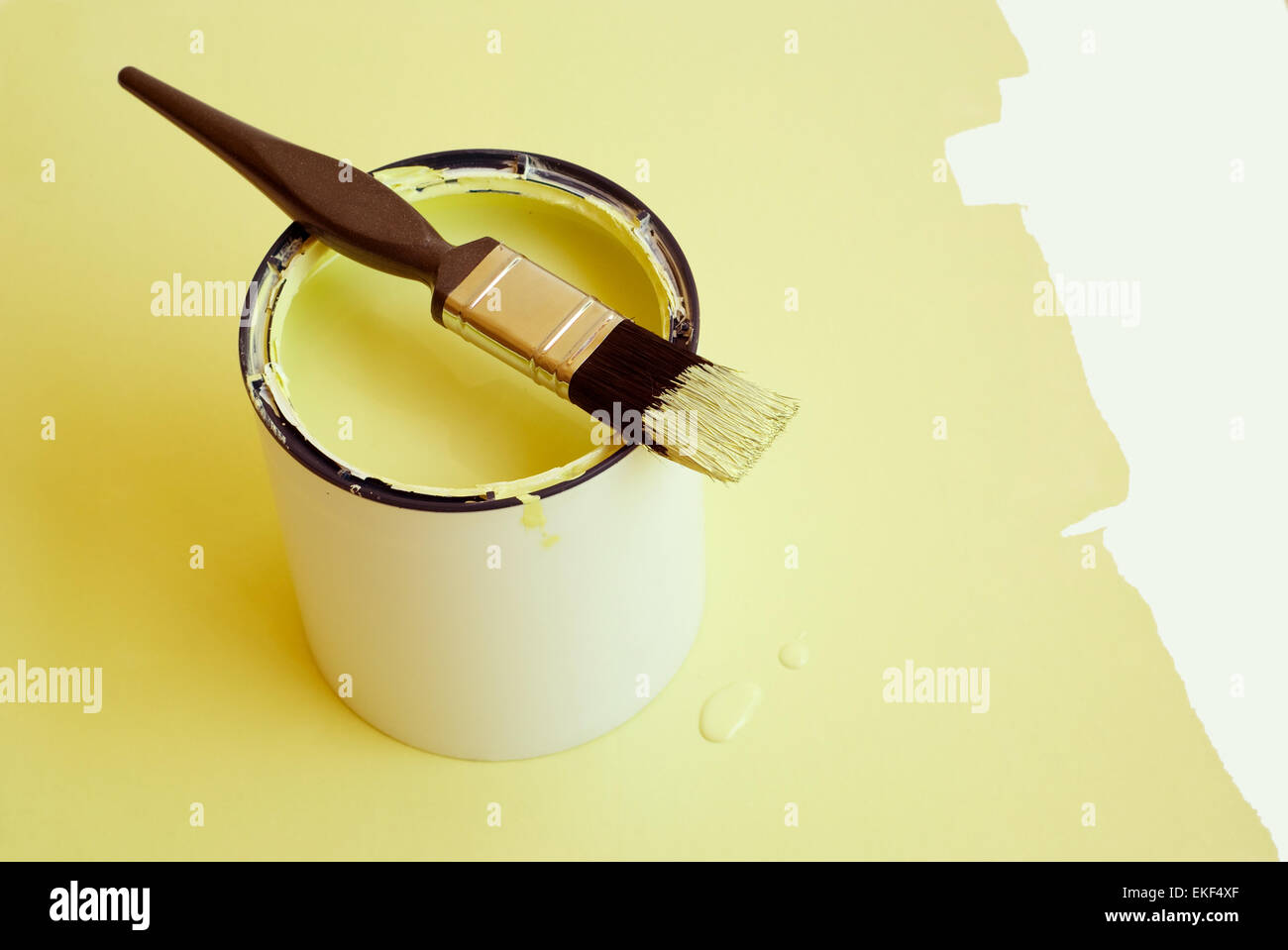 Paint brush on paint tin hires stock photography and images Alamy