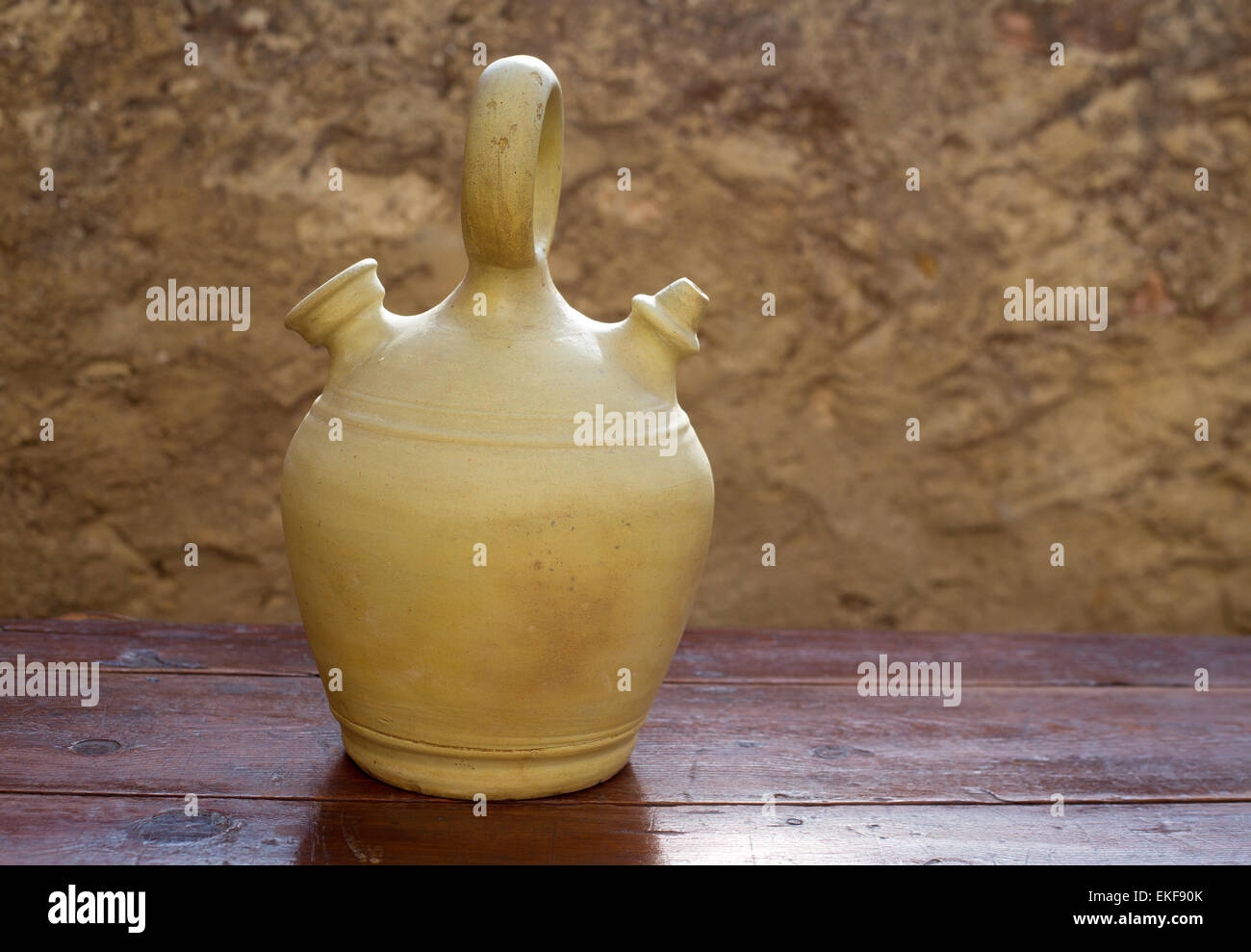 Botijo de barro blanco, jarra tradicional de barro para mantener el agua  fresca. Forma circular Fotografía de stock - Alamy
