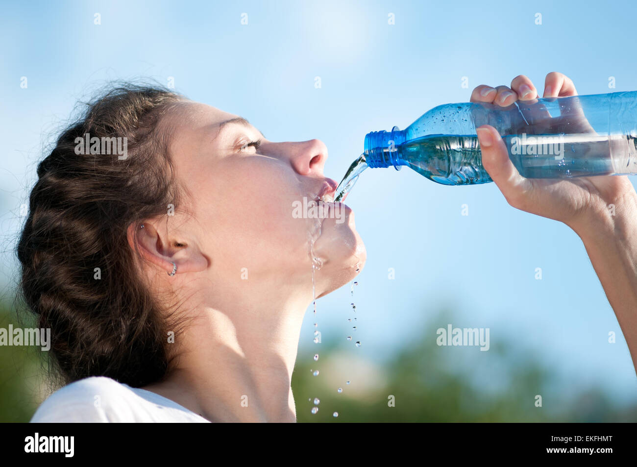 Новое видео вода. Девушка пьет воду. Девушка пьет воду из бутылки. Девушка пьет из бутылки. Девушка пьет воду жара.