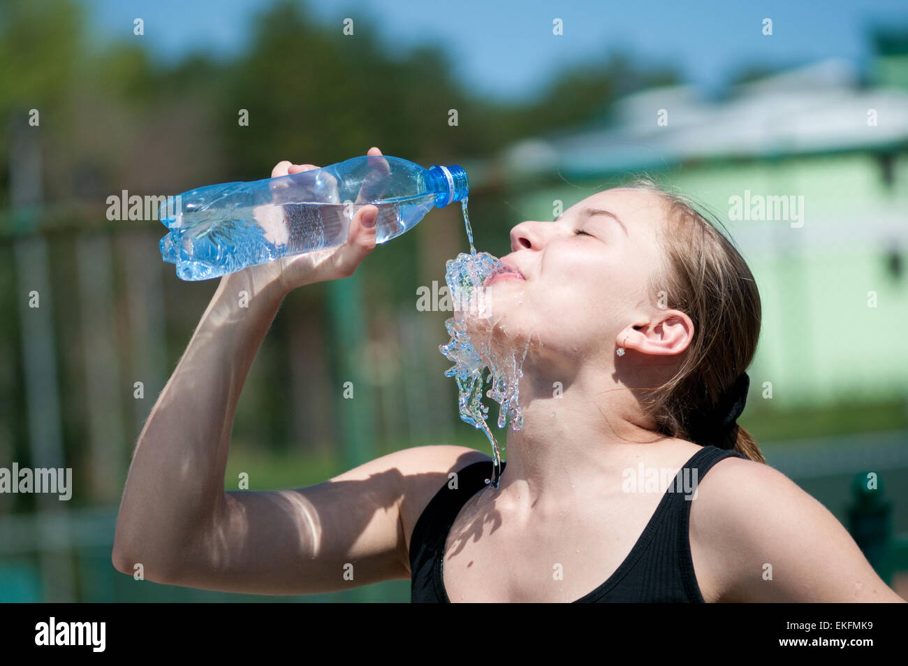 Yyoung woman drinking water after exercise Stock Photo Alamy