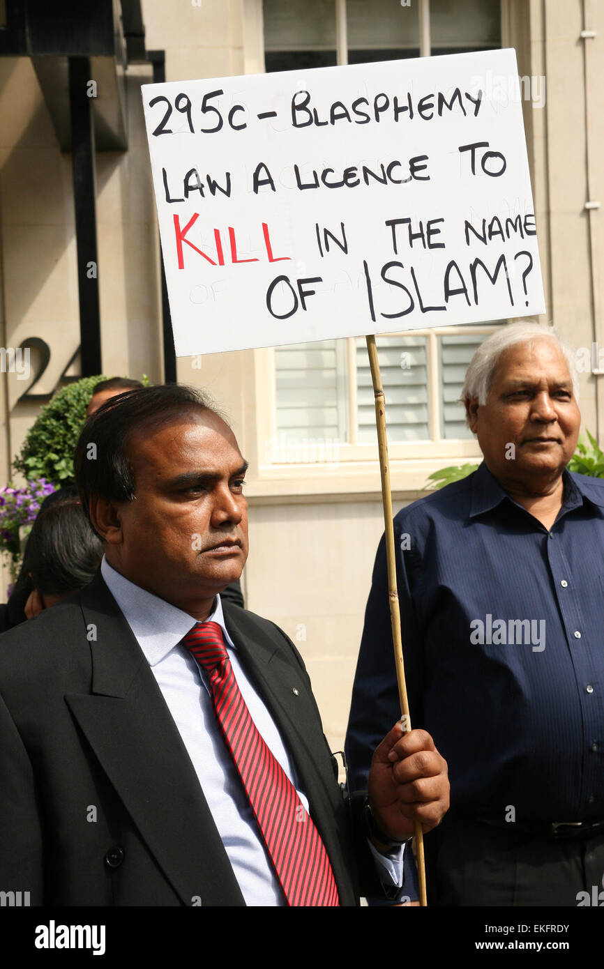 Members of the UK Pakistani Christian movement protest outside the Pakistani embassy in London over recent persecution by Islamists in Pakistan Stock Photo