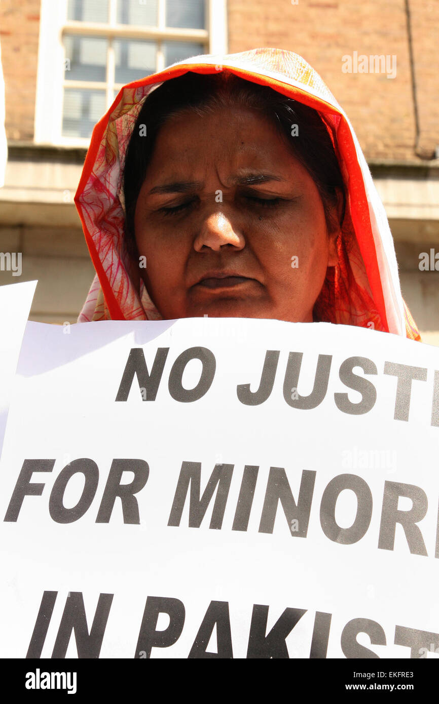 Members of the UK Pakistani Christian movement protest outside the Pakistani embassy in London over recent persecution by Islamists in Pakistan Stock Photo