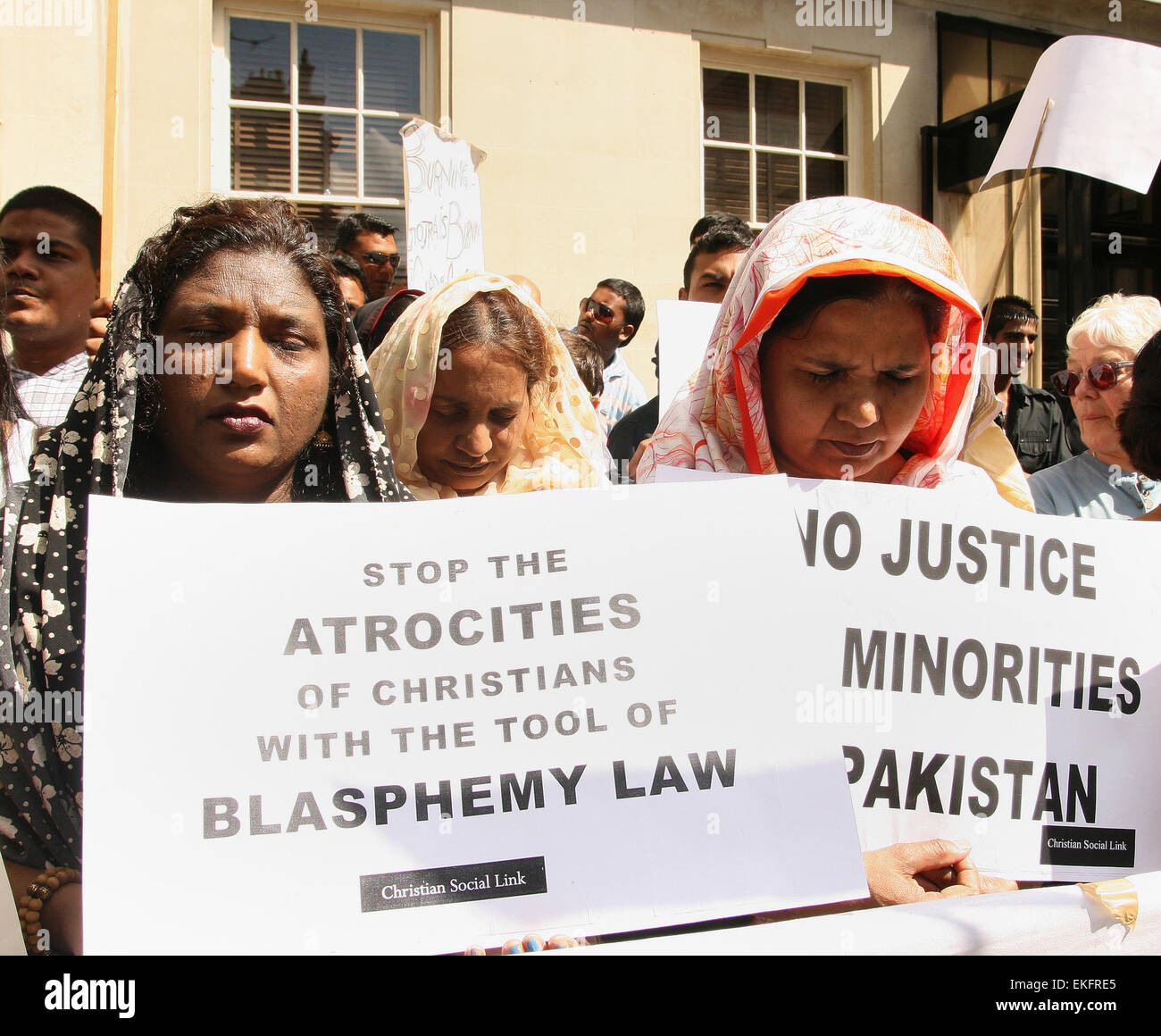 Members of the UK Pakistani Christian movement protest outside the Pakistani embassy in London over recent persecution by Islamists in Pakistan Stock Photo