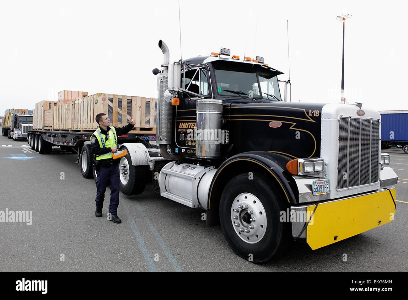 Good To Go Washington >> Us Customs And Border Protection Field Officer Gives The Good To Go Good To Go Washington >> Us Customs And Border Protection Field Officer Gives The Good To Go