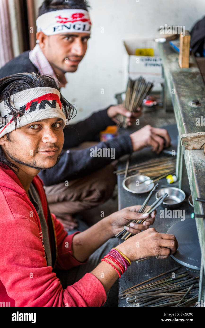 Craftsmen at work in a jewellery workshop in Jaipur, Rajasthan, India Stock Photo