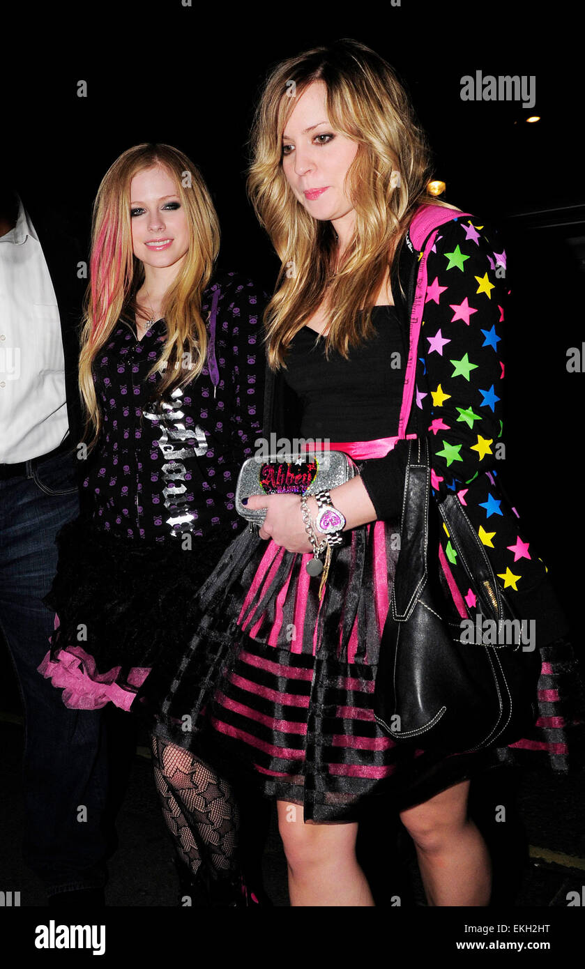 17 March 09 London Us Popstar Avril Lavigne Leaving Boujis Club Knightsbridge At 1 30am Before Heading Off To Whisky Mist Where She Stayed Till 2 30am Before Heading Onto Her 3rd Club Og The